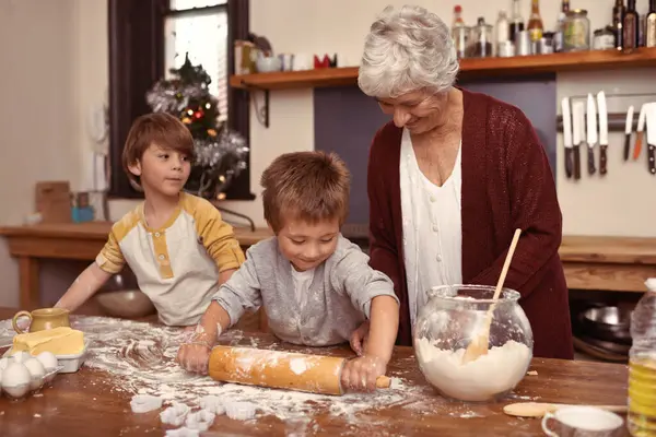 Abuela Sonrisa Niños Horneando Cocina Aprendiendo Chicos Felices Uniéndose Casa —  Fotos de Stock
