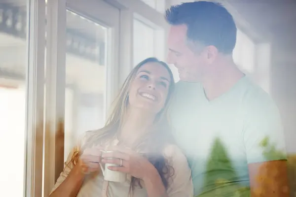 Äktenskap Par Och Kaffe Hemma Vid Fönstret Koppla Och Lycklig — Stockfoto