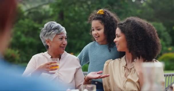 Großmutter Mutter Und Tochter Beim Mittagessen Garten Mit Gespräch Freude — Stockvideo