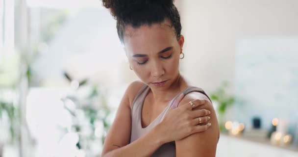 Vrouw Schouder Massage Voor Pijn Huis Met Spanning Opwarmen Burn — Stockvideo