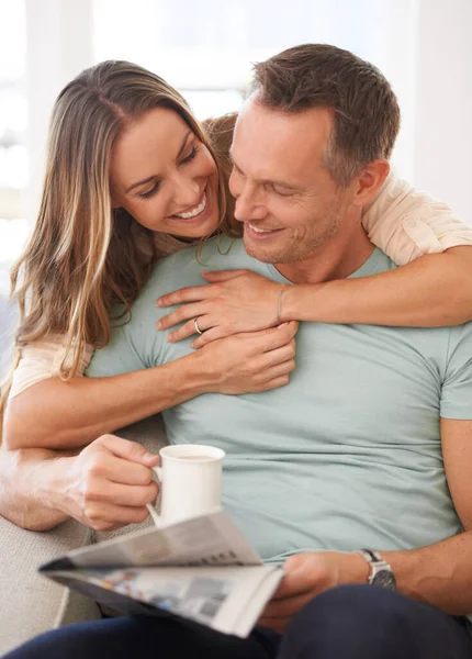 Happy Couple Care Newspaper Coffee Home Bonding Together Love Marriage — Stock Photo, Image