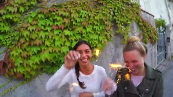 Przyjaciele Ognie Śmiać Się Ulicy Okazji Wiosny Urodziny Lub Ukończenia — Wideo stockowe