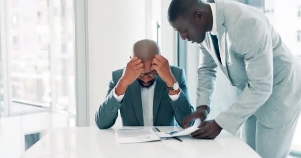 ビジネスマン 時間管理と危機のためのオフィスの書類や混乱と仕事で男性とストレス メンタルヘルス 黒人の頭痛 バーンアウト 忙しいワークフロー 不安の多重化 — ストック動画
