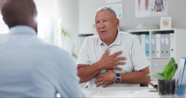 Senior Hombre Médico Consultor Sobre Dolor Torácico Dolor Molestias Hospital — Vídeos de Stock
