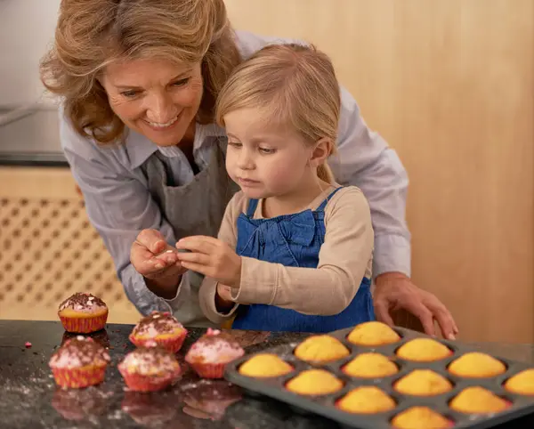 Büyükanne Çocuk Kek Pişirmek Kremayla Dekore Etmek Yaratıcılık Bağ Kurma — Stok fotoğraf