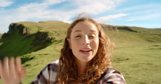 Videollamada Naturaleza Mujer Emocionada Vacaciones Para Hacer Senderismo Una Montaña — Vídeo de stock
