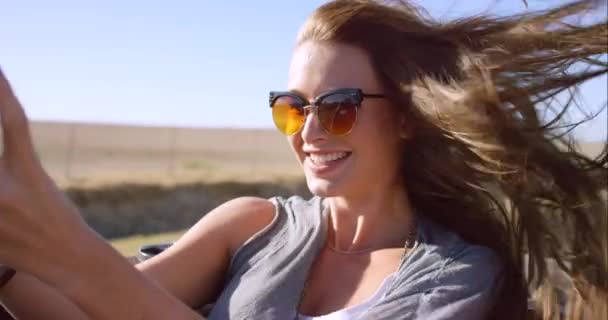 Podróż Samochód Kobieta Wakacji Selfie Podekscytowany Podróży Ucieczki Podróż Uśmiechem — Wideo stockowe