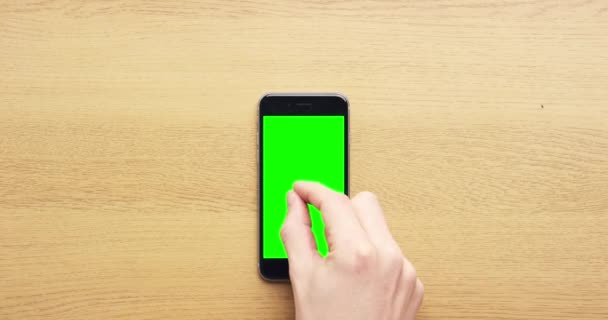 Dłonie Telefon Zielony Ekran Przewijania Stole Zbliżeniu Wpisując Kliknij Dla — Wideo stockowe
