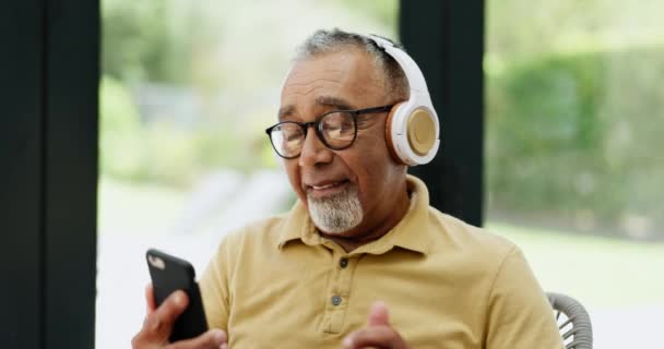 Starszy Mężczyzna Słuchawki Streaming Utworu Telefonie Listy Odtwarzania Subskrypcji Aplikacji — Wideo stockowe