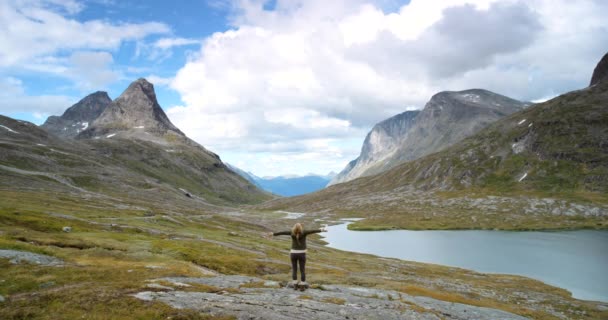 张开双臂或女人在山上远足去探险度假 在挪威 徒步旅行的游客 无论是户外还是后背 都可以呼吸新鲜空气 寻求自由 自然或感恩 — 图库视频影像
