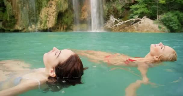 Frau Freunde Und Schwimmen Wasserfall Entspannung Für Urlaub Oder Wochenende — Stockvideo