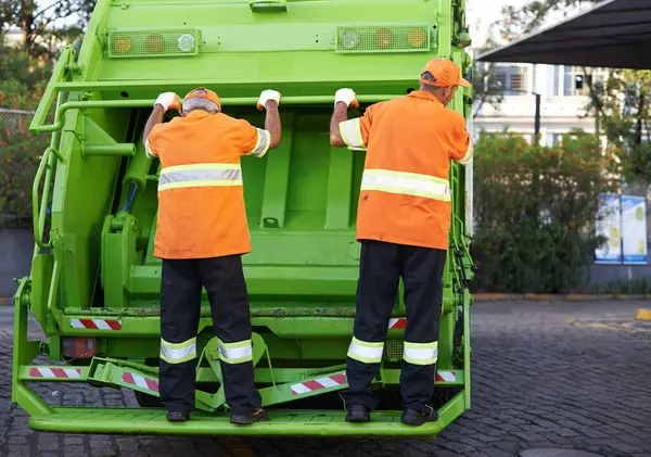 ゴミのトラック 廃棄物管理と都市を定期的にクリーニングし チームワークのための男性とサービス ゴミと衛生設備を備えた輸送とグリーンエネルギーを活用した従業員 リサイクル — ストック写真
