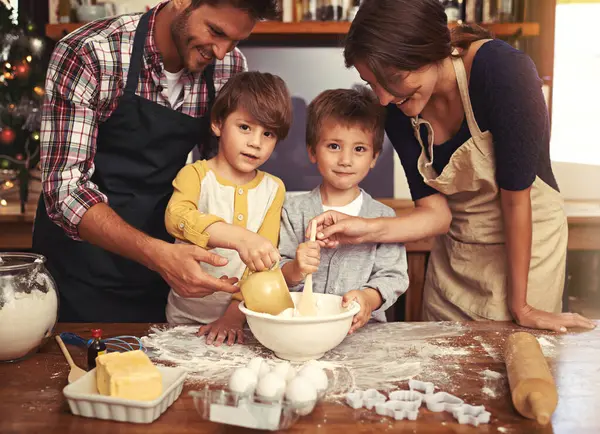 Familia Sonrisa Retrato Niños Horneando Cocina Aprendiendo Chicos Felices Uniéndose —  Fotos de Stock
