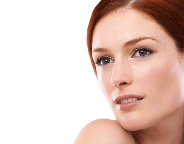 Estúdio Mulher Feliz Pensando Cabelos Vermelhos Tratamento Tintura Cosmetologia Cuidados — Fotografia de Stock