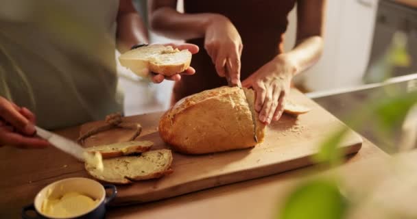 在家里厨房里 用黄油切面包 铺开或翻滚做饭 吃小吃或吃麦片 提供食物 早餐或面包以获得健康营养的饥饿人群的被褥 — 图库视频影像