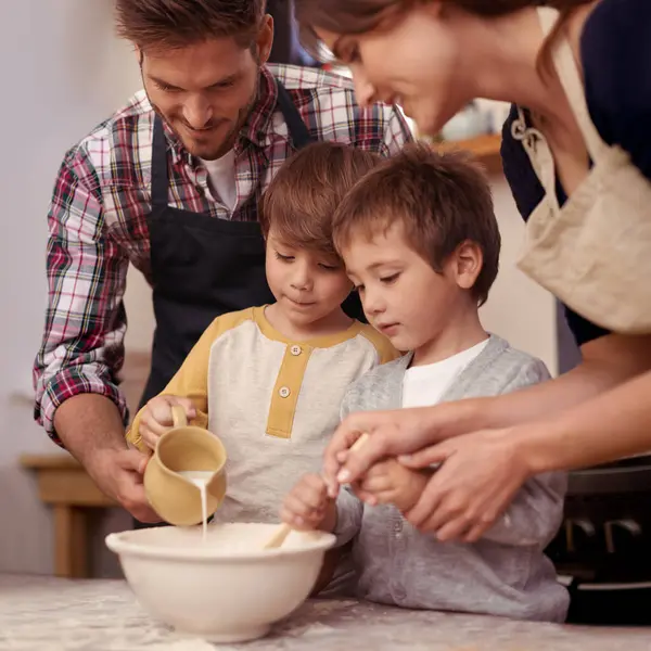 Los Niños Los Padres Cocción Cocina Con Ingredientes Hogar Aprendizaje —  Fotos de Stock