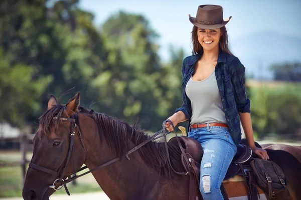 Kadın Portre Çiftlikte Macera Sporu Antrenman Kovboy Şapkası Için Biniciliği — Stok fotoğraf