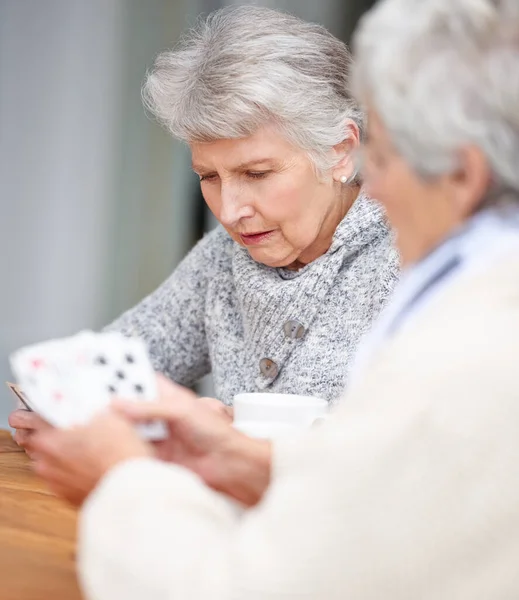 Starsze Kobiety Myśląc Grając Karty Gry Dla Przyjaciół Emeryturze Relaks — Zdjęcie stockowe