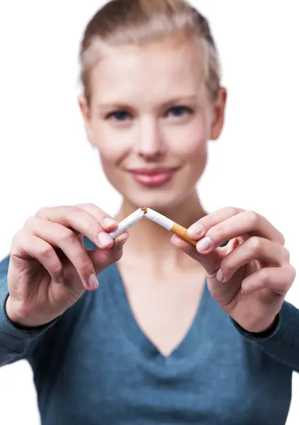 Estudio Retrato Mujer Feliz Con Cigarrillo Roto Para Dejar Tabaco — Foto de Stock