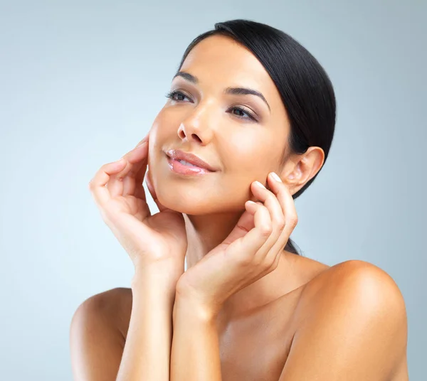 Kvinna Rörande Ansikte Och Naturlig Skönhet Med Kosmetika Dermatologi Och — Stockfoto