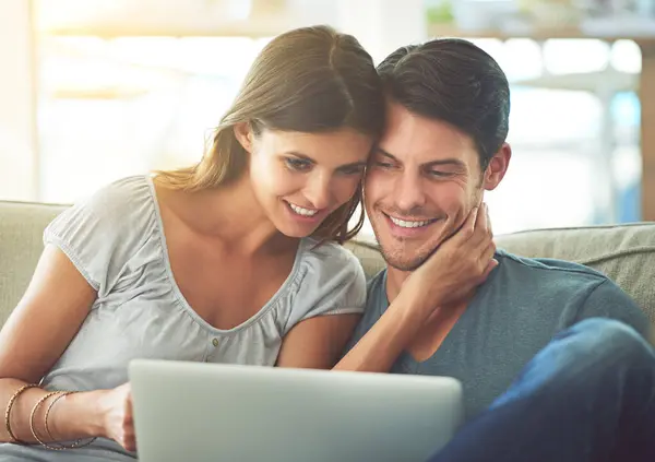 Çift Kanepe Dizüstü Bilgisayarı Sevgi Eğlence Ile Oturma Odasında Gülümseme — Stok fotoğraf