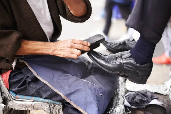 用于城市街道皮革清洁的手 鞋和闪亮的刷子 为公司客户或抛光 围裙或工作 圣保罗市中心的人员 服务和商务或擦亮鞋袜 蜡或户外 — 图库照片