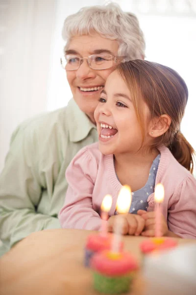 Cupcakes Velas Niña Con Cumpleaños Abuela Regalo Con Felicidad Dulces —  Fotos de Stock
