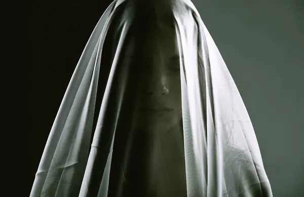 Mujer Velo Persona Como Fantasma Espíritu Surrealista Para Asustar Muerte — Foto de Stock