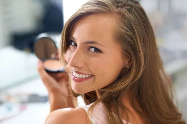 Retrato Mujer Lápiz Labial Para Maquillaje Belleza Cosmetología Con Sonrisa —  Fotos de Stock