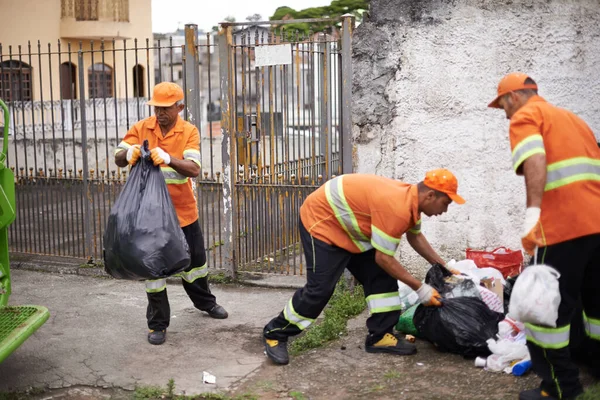 Erkekler Çöp Kamyonu Şehirde Temizlik Kamu Hizmeti Ekoloji Için Geri — Stok fotoğraf