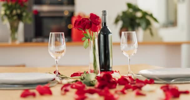 空のテーブル ワイングラス バラの愛 ロマンス バレンタインの日帰りバック デコレーション ラグジュアリーグラスウェア シャンパン アルコールドリンク ディナーの日付 — ストック動画
