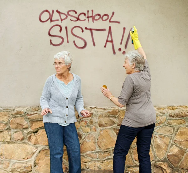 Starší Ženy Graffiti Nebo Sprej Malování Stěny Vzhled Nebo Vandalismus — Stock fotografie