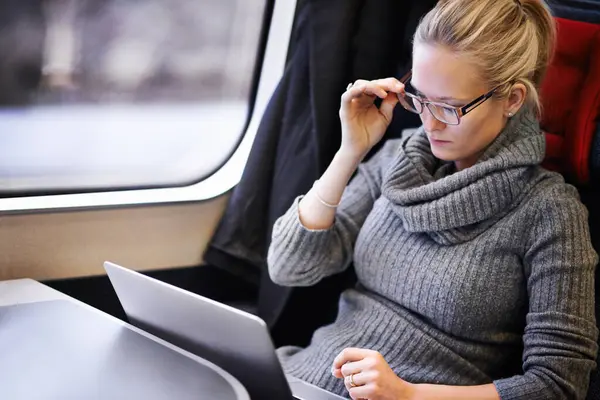 Mujer Freelancer Laptop Con Trabajo Tren Para Viaje Viaje Viaje — Foto de Stock
