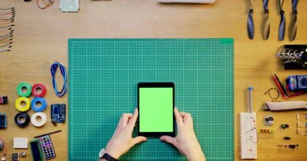 Person Hände Und Techniker Mit Tablet Green Screen Oben Werbung — Stockvideo