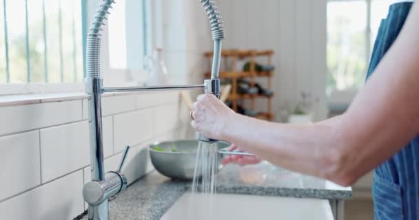 Mulher Limpeza Lavagem Com Alface Cozinha Cozinha Para Segurança Saúde — Vídeo de Stock