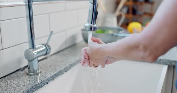 Mujer Limpieza Lavado Manos Con Cocina Cocina Seguridad Para Salud — Vídeos de Stock