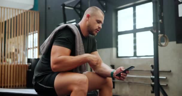 Atleta Homem Telefone Ginásio Para Quebrar Com Transpiração Relaxar Cansado — Vídeo de Stock