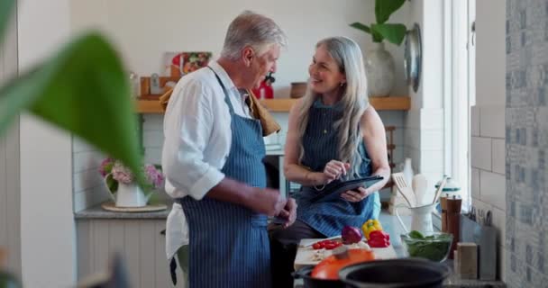 Yaşlı Bir Çift Mutfakta Çiğ Sebzeli Yemek Tablet Internet Tarifi — Stok video