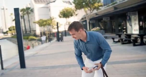 Sakar Adamları Kağıt Şehir Sokaklarında Yürürken Düşüp Yardım Ediyorlar Tökezleme — Stok video