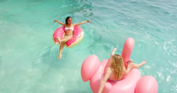 夏休み またはイタリアの海で結合するために休暇で浮かぶ海 リラックスまたは友人 ビーチ 熱帯旅行または屋外の自然のための水の膨脹可能なフラミンゴ ビキニまたは女性 — ストック動画