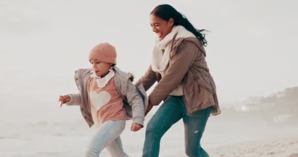 Matka Bieganie Plaża Dziewczyną Dziecko Śmiechem Tagu Zabawy Podekscytowany Uśmiechem — Wideo stockowe
