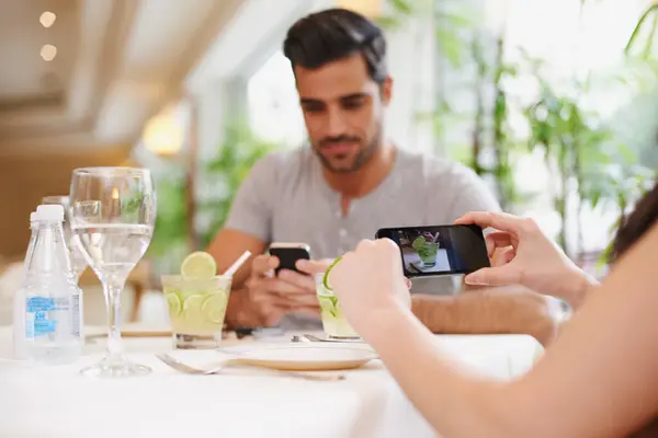 レストラン スクリーン カップルは デジタルアプリと写真で写真 食べ物 ランチを撮ります またはカップルと携帯電話やインフルエンサーとのソーシャルメディアやカフェでのバレンタインデーへの愛 — ストック写真