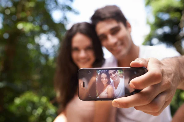 Paar Selfie Telefoon Scherm Voor Wandelen Het Bos Met Een — Stockfoto