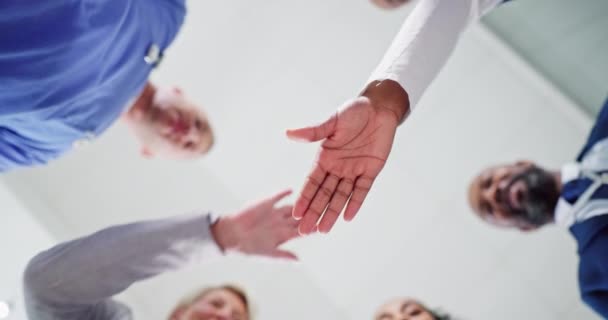 护士和手拉手在团队合作 多样性或激励下 在医院合作或团结在一起 医护人员在诊所的医疗或团结服务中比例较低 — 图库视频影像