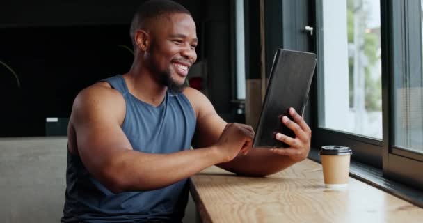 Γυμναστήριο Μαύρος Άνδρας Και Tablet Πληκτρολόγηση Χαλάρωση Και Σύνδεση Προπόνηση — Αρχείο Βίντεο