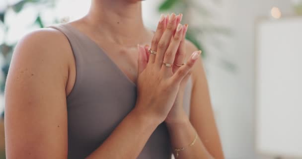 Meditation Kvinna Och Namnge Händer Hemmet För Hälsa Välbefinnande Och — Stockvideo