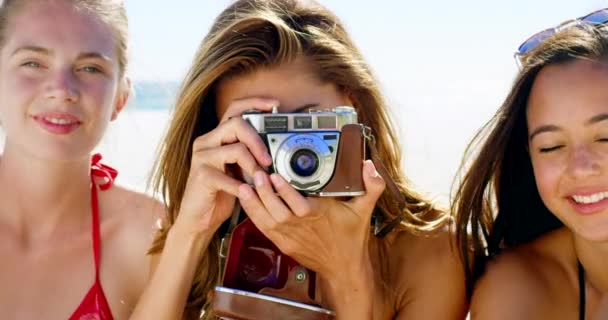 照相机 摄影和朋友们在夏天的海滩上 记录着一段愉快的假日或假期回忆 微笑和摄影师与人同行 在复古或复古电影中拍照 — 图库视频影像