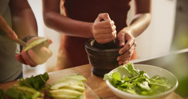Eten Handen Paar Keuken Met Avocado Salade Vegetarische Maaltijd Prep — Stockvideo