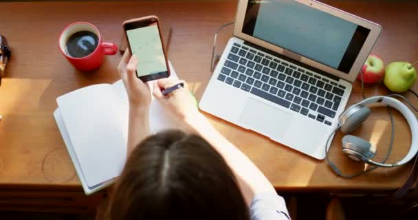 Kadın Kafede Bilgisayarla Yazı Telefon Yazma Yaratıcı Girişim Araştırma Defter — Stok video