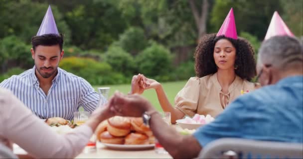 Menschen Hand Haltend Und Tisch Betend Für Essen Als Familie — Stockvideo